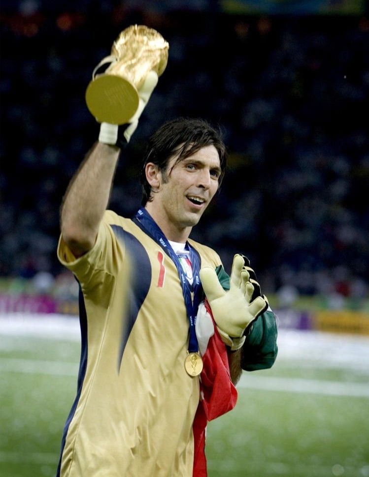 Buffon được chọn vào Đại lộ Danh vọng Thể thao Ý, trở thành cầu thủ bóng đá thứ 11 được đưa vào danh sách này