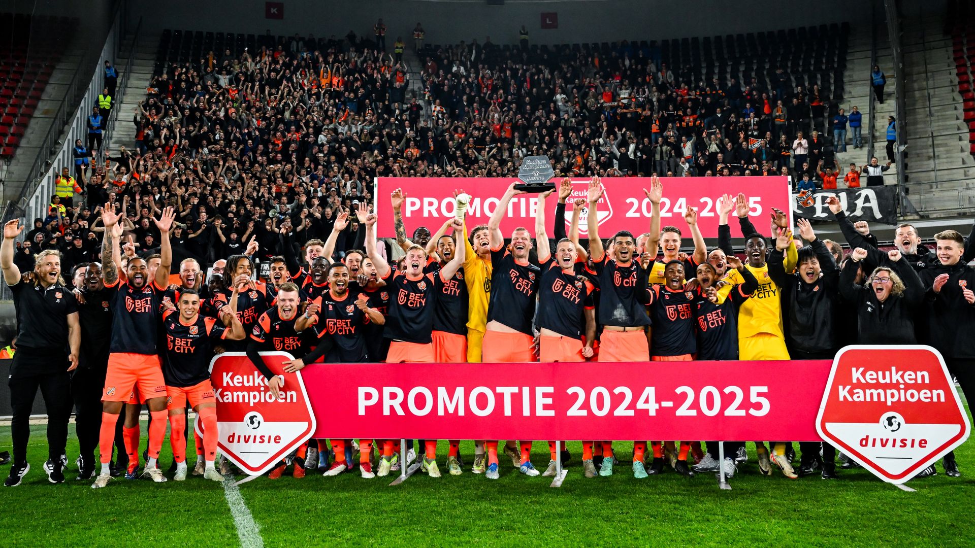 Volendam xác nhận sự trở lại của mình tại Eredivisie trước 4 vòng đấu, hoàn thành lần thăng hạng thứ 11 trong lịch sử