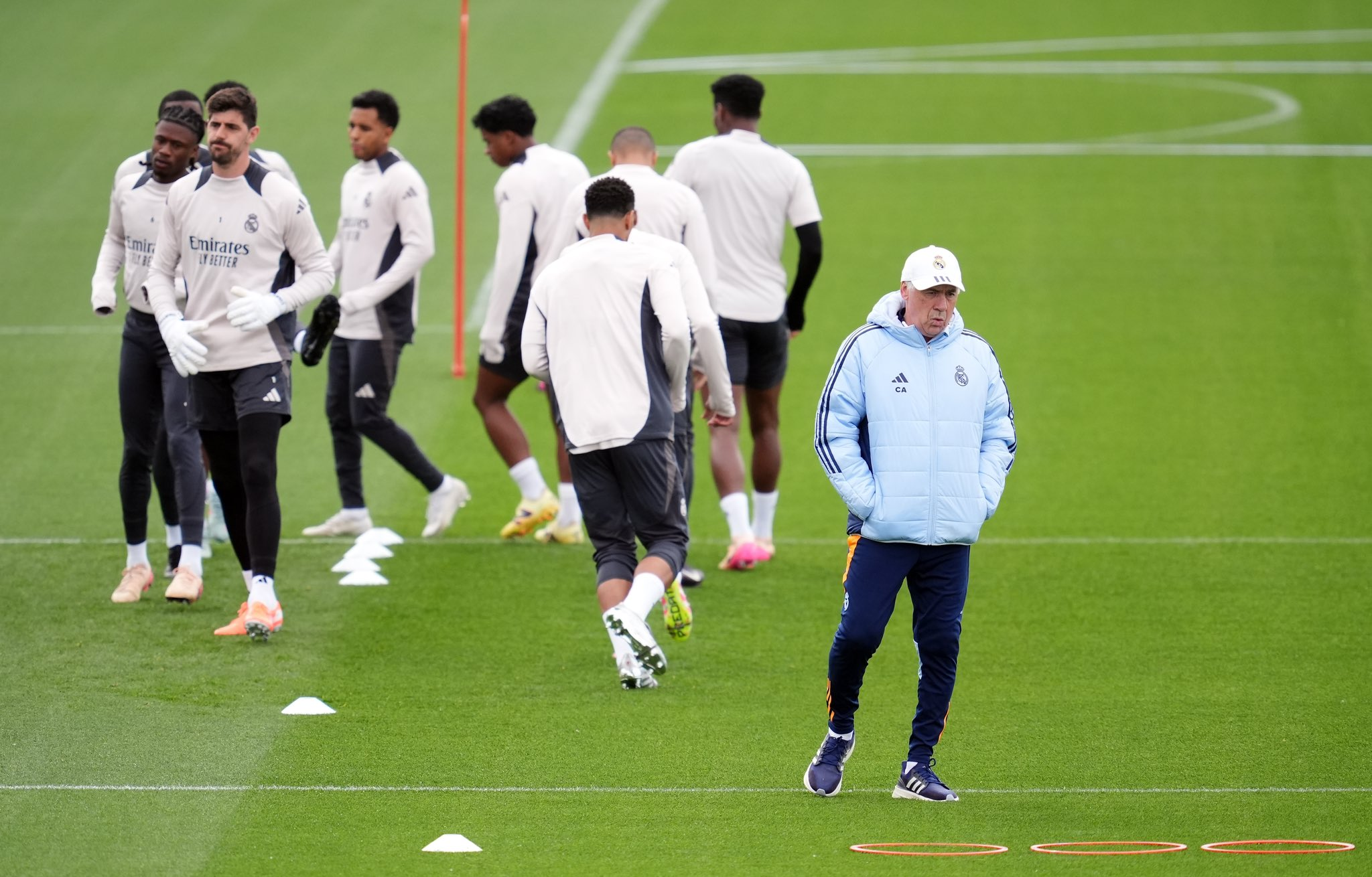 Truyền thông Tây Ban Nha: Ancelotti tập luyện đội hình trước trận đấu, Valverde trở lại hàng tiền vệ và Alaba tiếp tục là hậu vệ trái