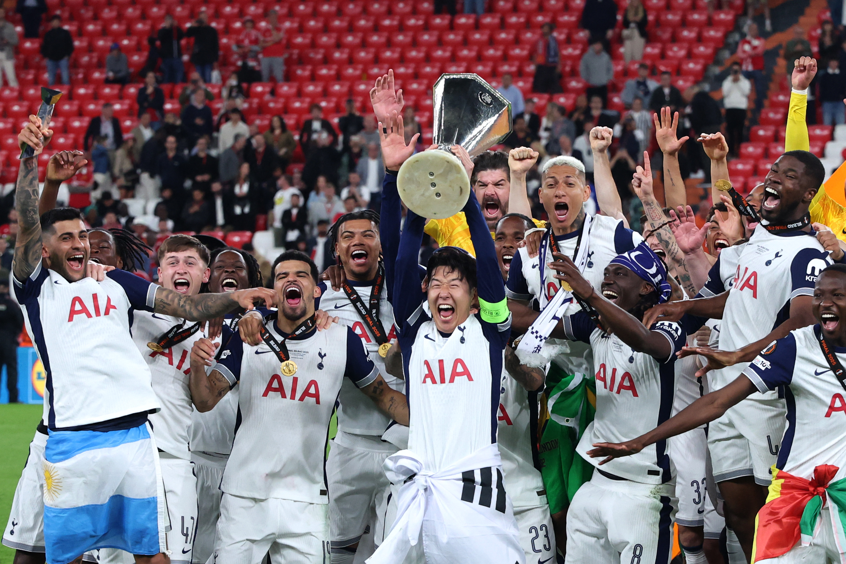 Những chức vô địch mà Tottenham đã mất trong những năm đó: chứng kiến ​​Fox City giành chức vô địch tại Stamford Bridge; thua Madrid trong trận chung kết Champions League