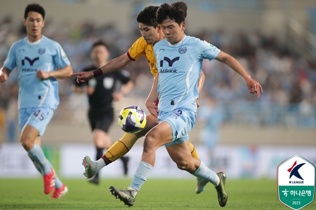 Bản tin trước giải K-League Hàn Quốc: Cầu thủ đa năng Hwang Yo-won của Daegu trở về sau khóa huấn luyện quân sự, ngôi sao Lee Dong-kyung của Gimcheon đang rất nổi tiếng Bản tin trước giải K-League Hàn Quốc: Cầu thủ đa năng Hwang Yo-won của Daegu trở về sau khóa huấn luyện quân sự, ngôi sao Lee Dong-kyung của Gimcheon đang rất nổi tiếng