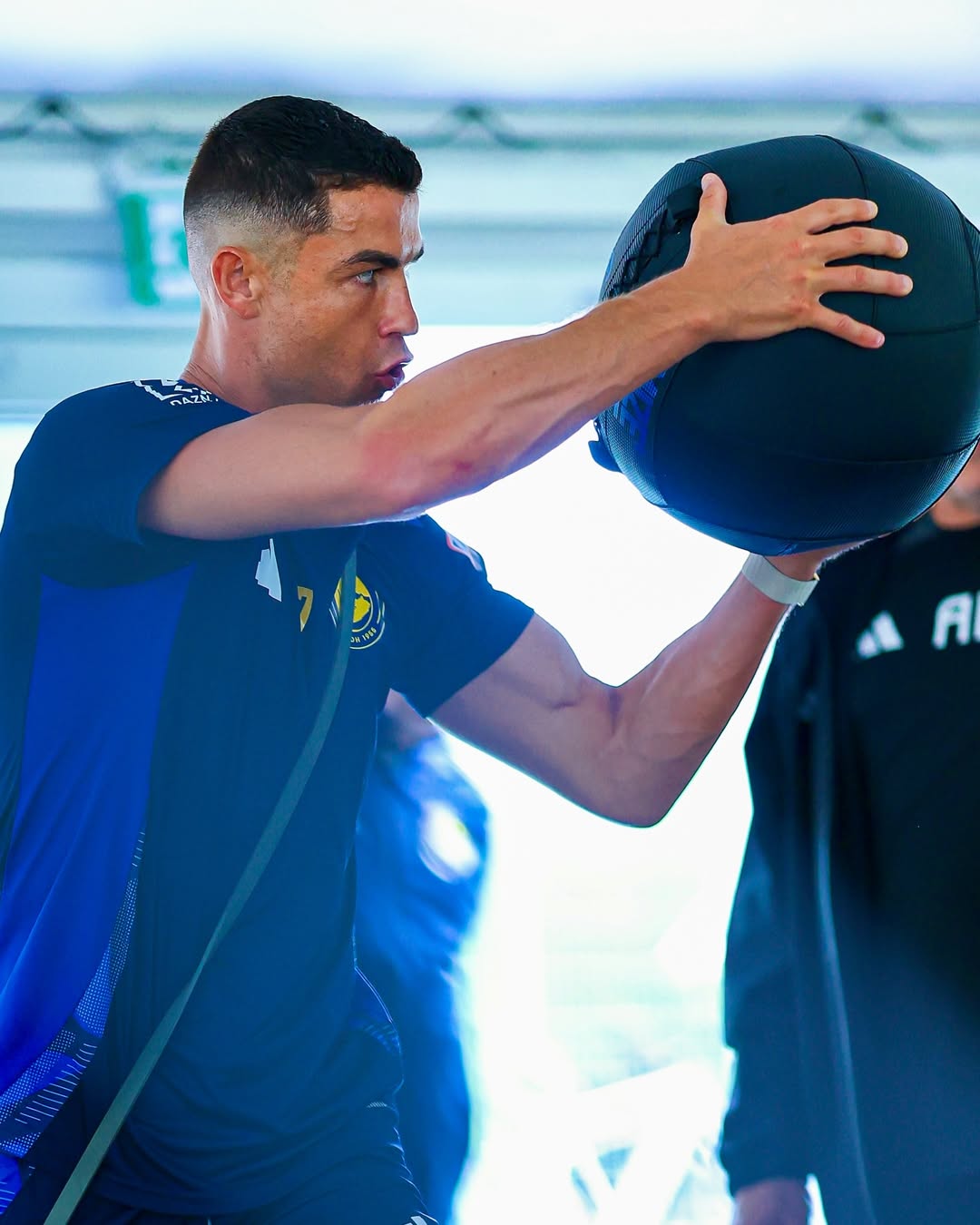 Ronaldo chia sẻ ảnh tập luyện: Nhìn về tương lai, chúng tôi sẽ nỗ lực hết mình! Ronaldo chia sẻ ảnh tập luyện: Nhìn về tương lai, chúng tôi sẽ nỗ lực hết mình!