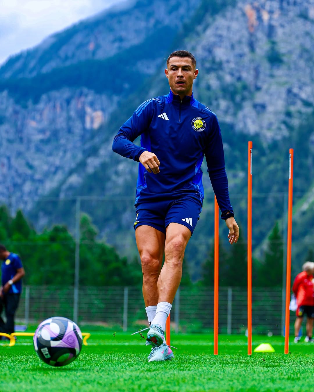 Ronaldo chia sẻ ảnh tập luyện: Nhìn về tương lai, chúng tôi sẽ nỗ lực hết mình! Ronaldo chia sẻ ảnh tập luyện: Nhìn về tương lai, chúng tôi sẽ nỗ lực hết mình!