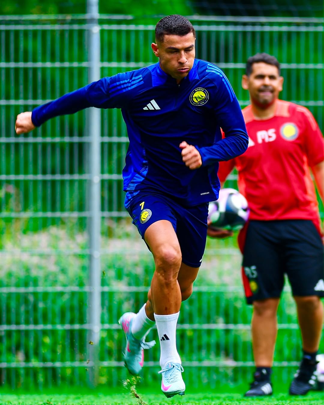 Ronaldo chia sẻ ảnh tập luyện: Nhìn về tương lai, chúng tôi sẽ nỗ lực hết mình!