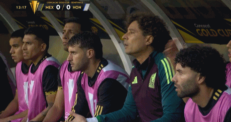 Cựu binh đang rất phấn chấn! Mexico và Honduras đã có một cuộc xung đột về bóng, và Ochoa 39 tuổi đã nhận được một thẻ vàng cảnh cáo