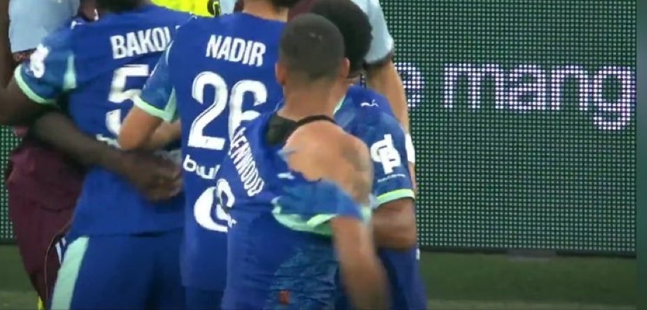 Trận giao hữu hóa ra là giao hữu! Greenwood và Mings đánh nhau, áo đấu bị rách