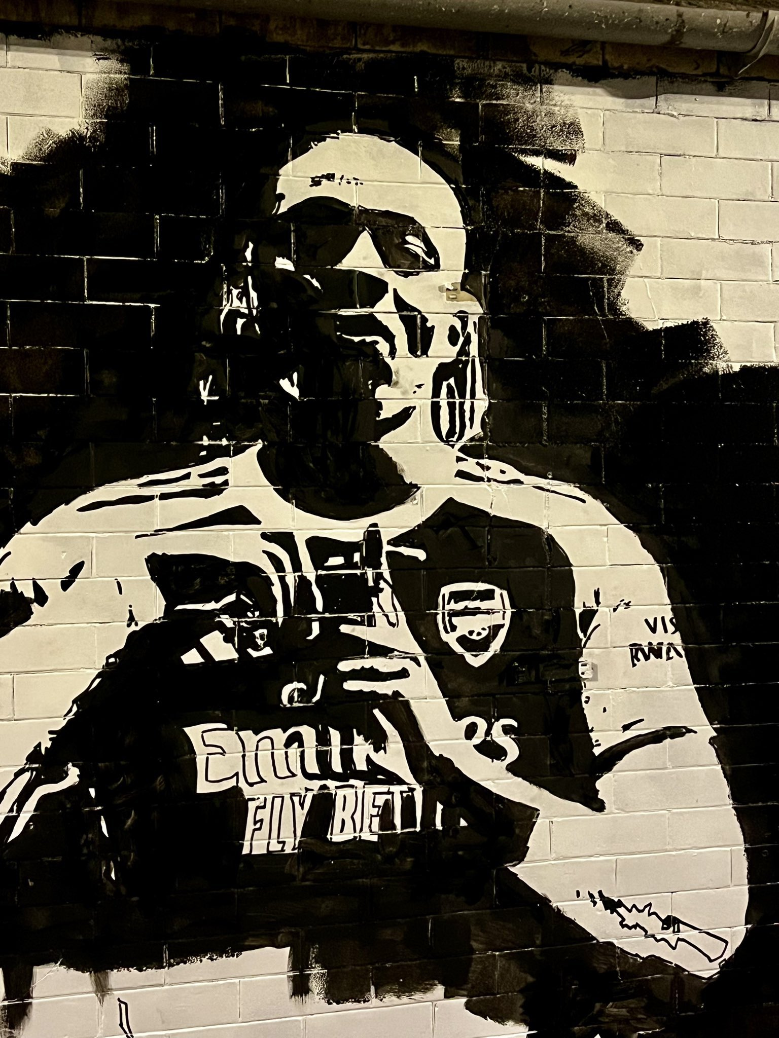 Hãy hành động nhanh lên! Một bức tranh tường về cầu thủ mới ký hợp đồng với Arsenal, Eze, đã xuất hiện bên ngoài Sân vận động Emirates