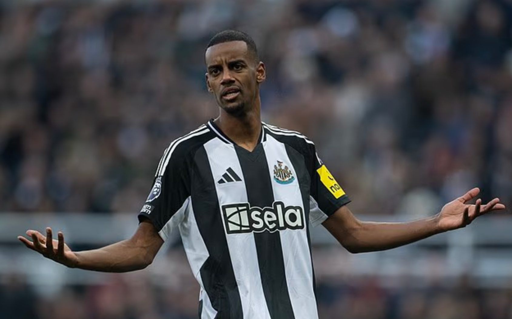 Daily Mail: Isaac được chụp ảnh một mình trên đường đến căn cứ huấn luyện của Newcastle