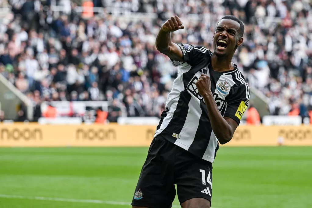 Tiền vệ Joelinton của Newcastle đã "thích" một bài đăng chỉ trích Isaac trên mạng xã hội