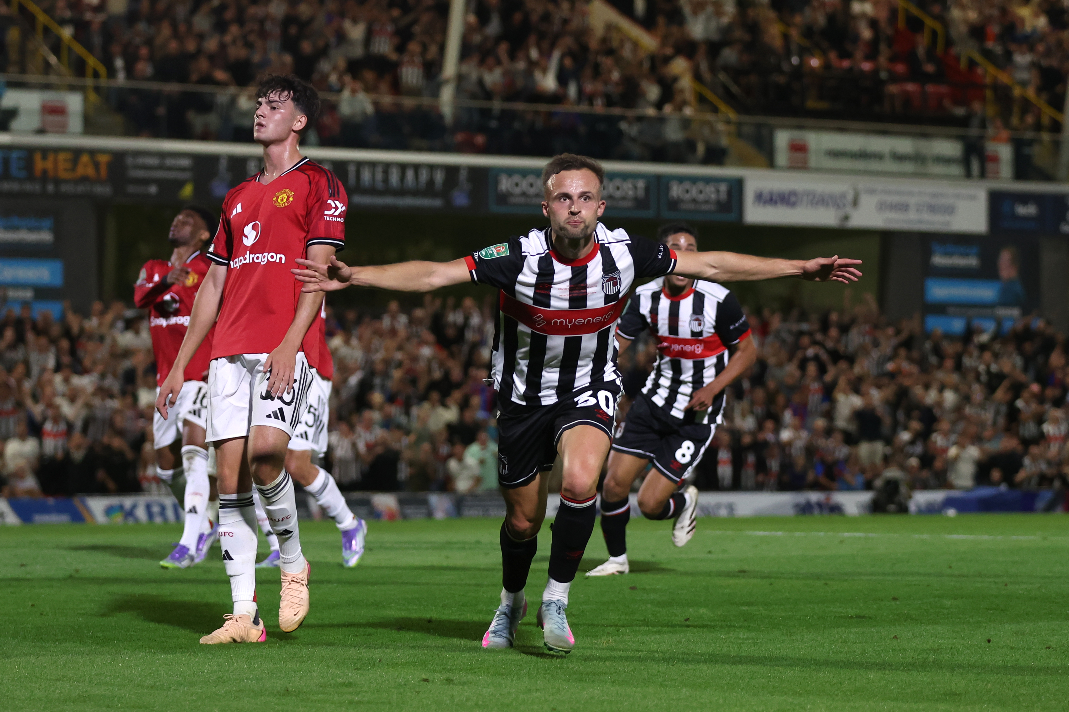 Có giới hạn nào không? Manchester United đã thua một đội bóng League Two lần đầu tiên tại League Cup, và giá trị của họ cao gấp 246 lần so với đối thủ.