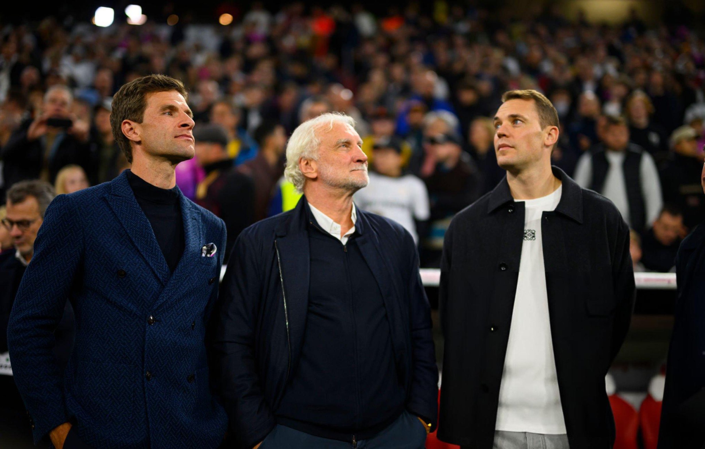 Bild: Liên đoàn bóng đá Đức đã hỏi riêng Neuer liệu anh có sẵn sàng trở lại tham gia World Cup năm sau hay không