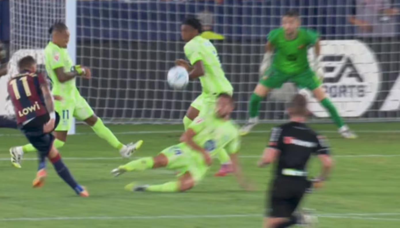 Chuyên gia trọng tài: Cùng một trọng tài và cùng một pha chạm bóng, tình huống của Chuameni và Balde lại khác nhau