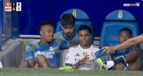 Rodrigo phàn nàn về việc bị thay ra và ném khăn trong sự tức giận