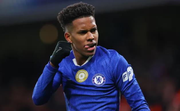 Thierry Henry so sánh Estevao với huyền thoại MU. Thierry Henry so sanh Estevao voi huyen thoai MU.