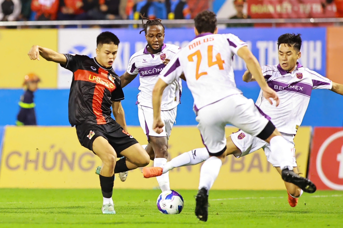 Tran Thanh Trung dinh chan thuong trong tran Ninh Binh vs Becamex TP HCM 1/11