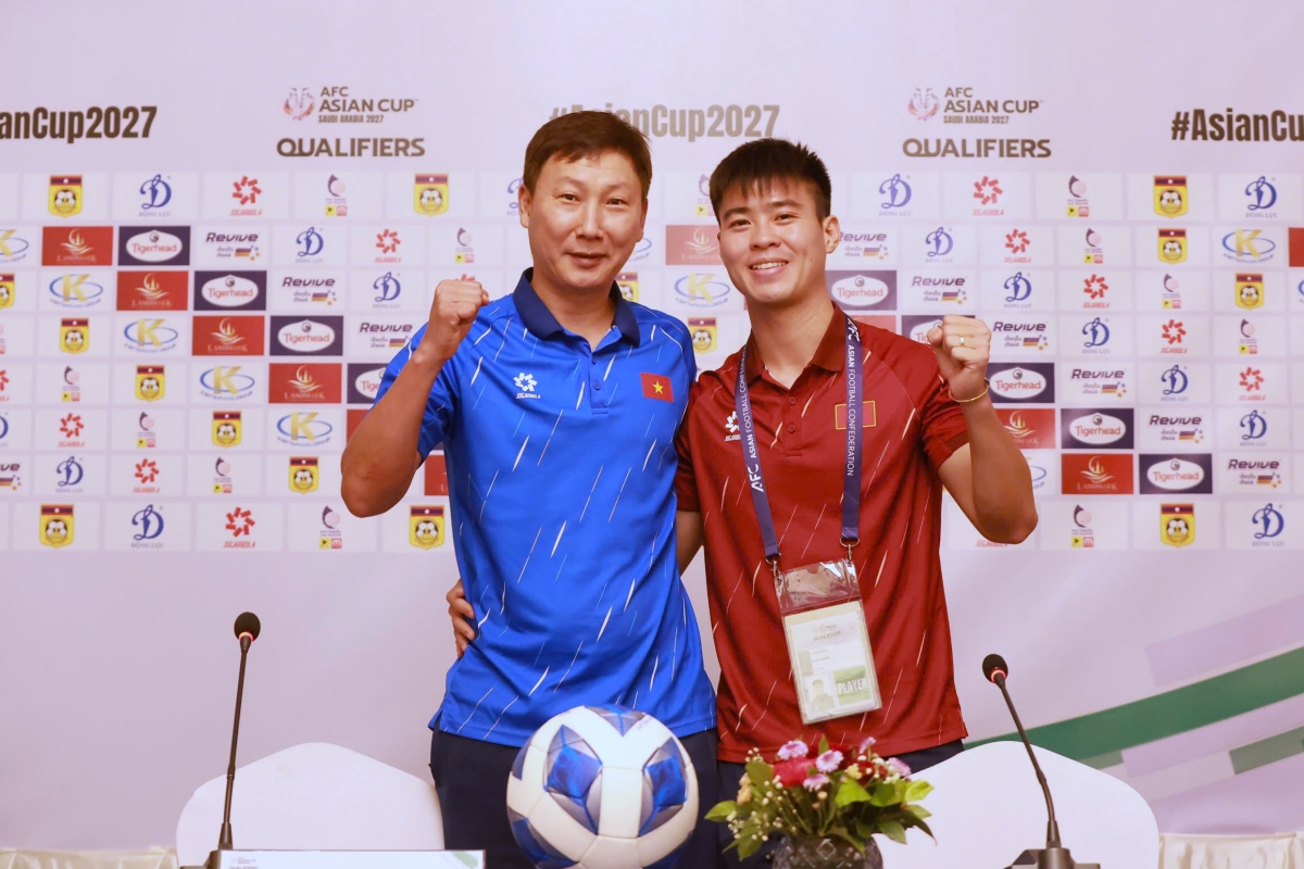 Duy Manh va HLV Kim Sang Sik khang dinh quyet tam truoc dT Lao