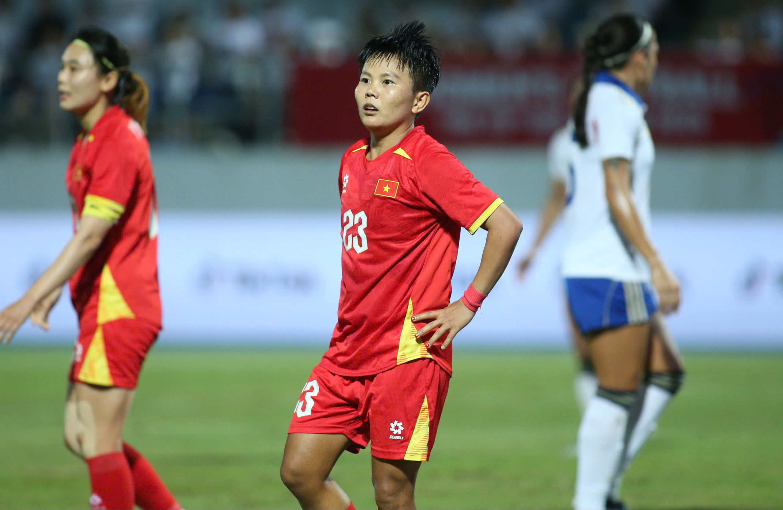 Bich Thuy that vong khi bi trong tai tuoc mat ban thang